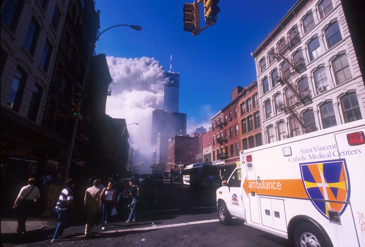 Antes del 9/11 no era necesario llegar al aeropuerto con 2 o 3 horas de anticipación y tan solo era necesario pasar por un detector de metales. Incluso los familiares de las personas que viajaban podían llegar hasta la puerta de abordaje y los pilotos podían salir de la cabina mientras el avión estaba en el aire.