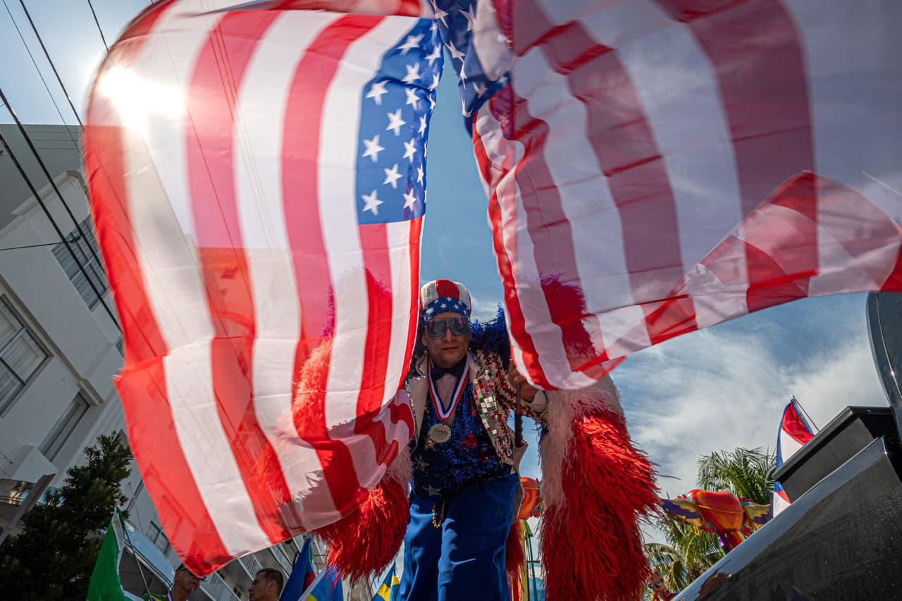 Una enorme bandera de
<a href="https://www.univision.com/temas/eeuu">Estados Unidos</a> fue parte del atuendo de uno de los participantes.