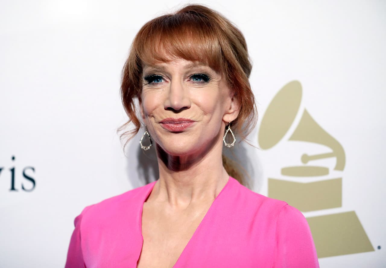 El sospechoso nunca entró a la casa, pero más tarde ingresó a la vecina propiedad de Kathy Griffin y ahí volvió a saquear otro auto y se llevó una cartera.