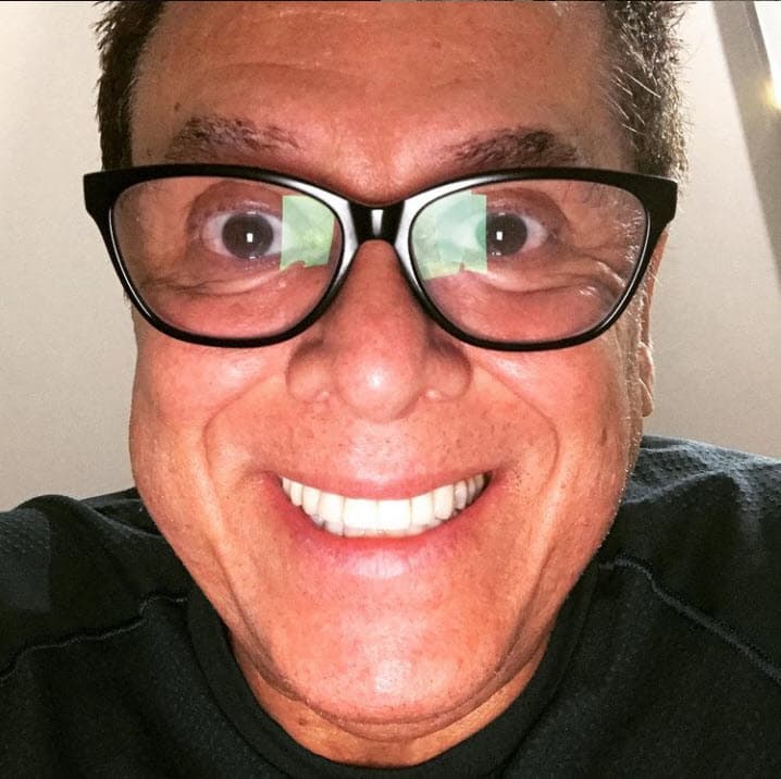 Señaló que al final del video se aprecia cuando él se acerca a Paco y le entrega un objeto.
<br>