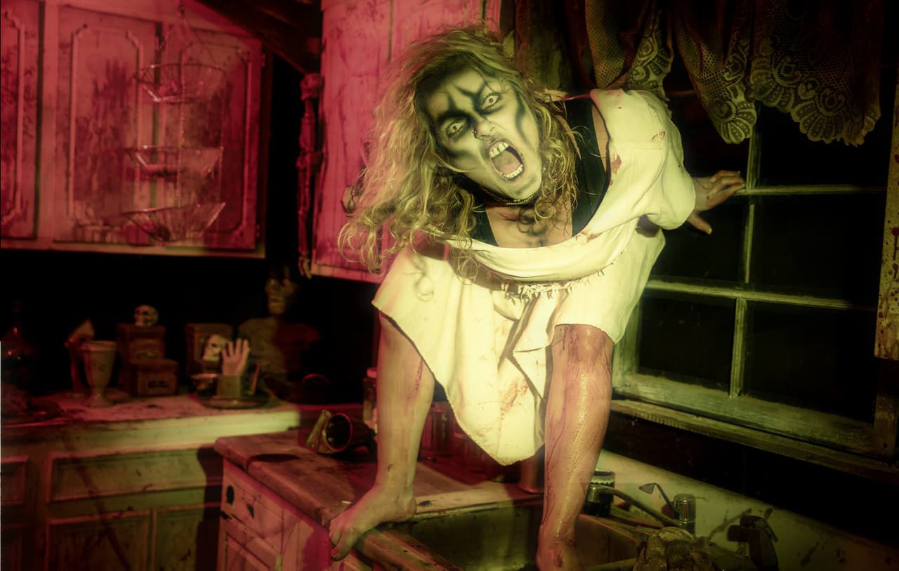 <b><a href="https://plantationblood.com/" target="_blank">Plantation Blood (Augusta)</a></b>: Hay más de 30,000 pies cuadrados de terror esperándote en Plantation Blood en Augusta, Georgia. Tu espacio personal definitivamente será invadido en esta atracción extrema.