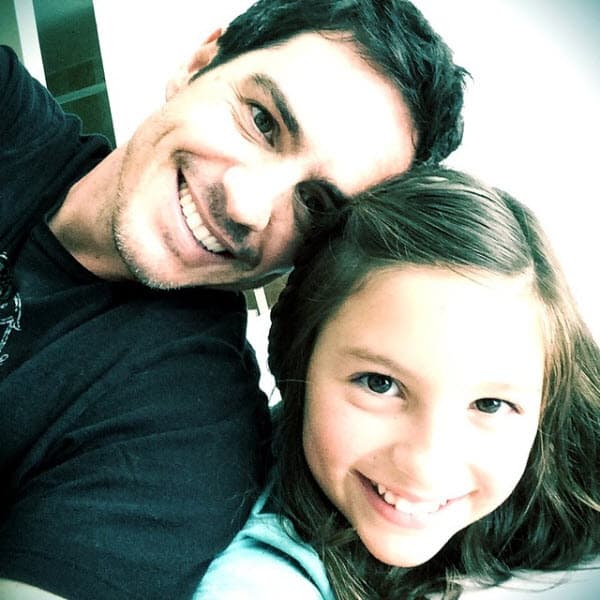 Cuando Lorenza era más pequeña, se parecía más a su padre físicamente, en esta imagen sus ojos y sonrisas son iguales.