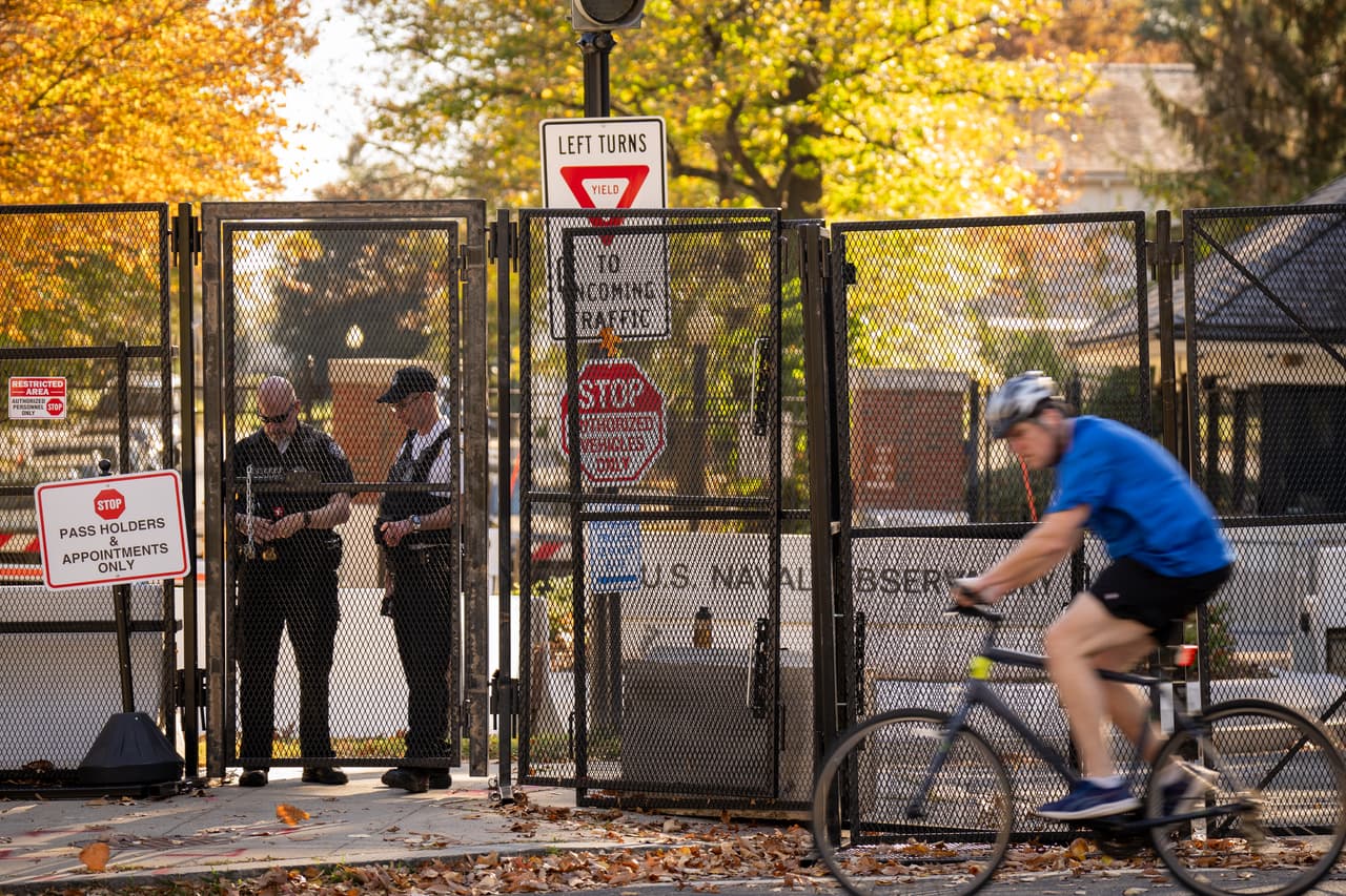 Trabajadores del Servicio Secreto resguardan la casa de la candidata y Vicepresidenta Kamala Harris este día de la elección.