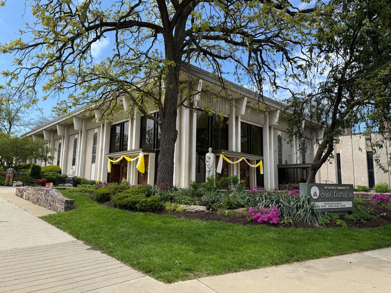 St. Barnabas fue el primer contacto formal de Robert Francis Prevost Martínez con la vida parroquial católica, un espacio donde se consolidó su identidad religiosa durante la infancia y adolescencia. En esta comunidad parroquial ubicada en el vecindario de Beverly, al suroeste de Chicago, recibió los sacramentos de iniciación cristiana y participó activamente en las celebraciones litúrgicas, lo que despertó en él una sensibilidad pastoral temprana.