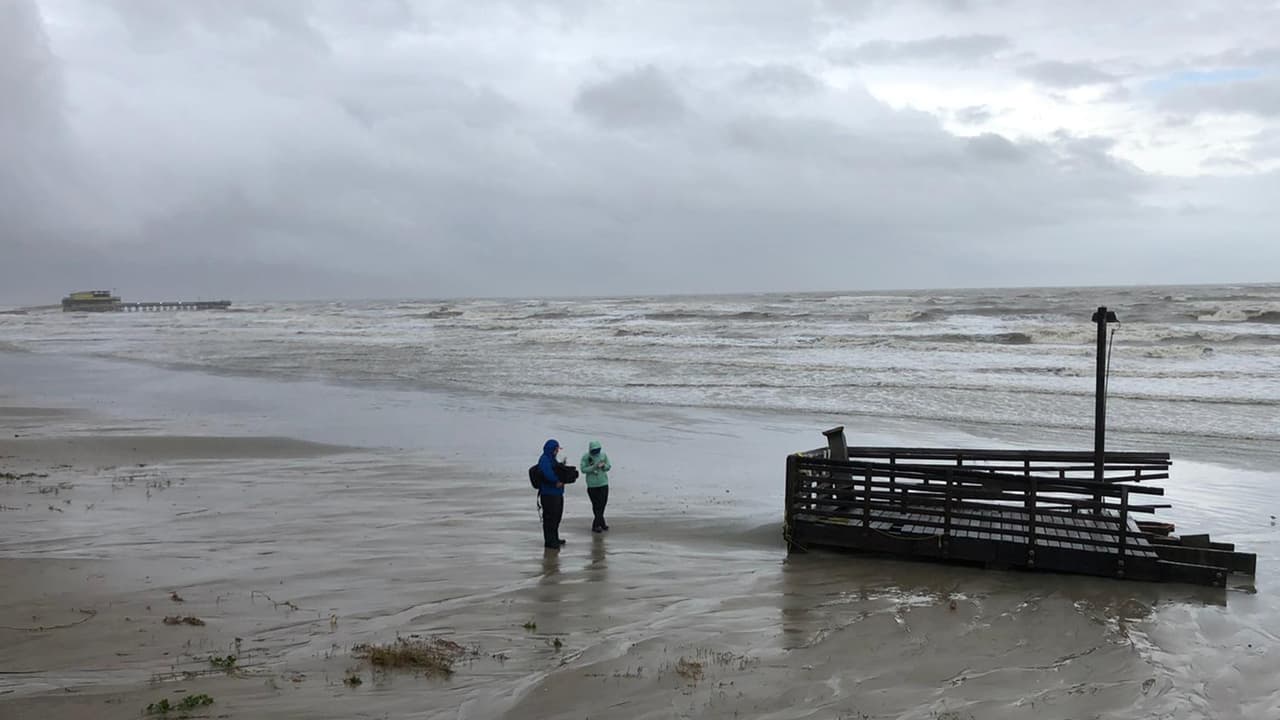 La fuerza de las mareas destruyeron un muelle que estaba en la isla de Galveston.