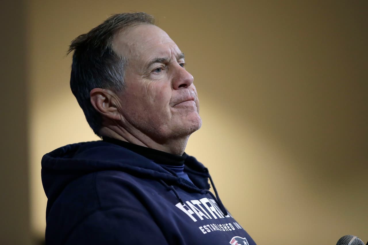 A Bill Belichick lo catalogan como un ‘hombre de negocios’ ¿Por qué? Por la disposición y compromiso constante como head coach de los New England Patriots, siempre pensando en todo para llevar a cabo su profesión de la mejor forma posible, esto lo ha demostrado tanto dentro, como fuera del campo.