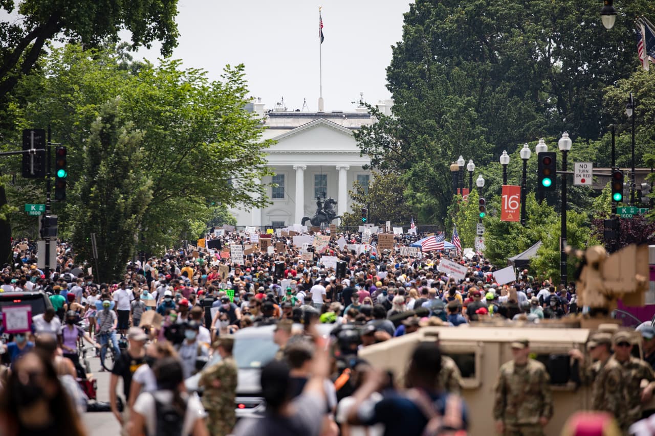 Cientos de manifestantes a lo largo de la calle 16, ahora bautizada como ‘Black Lives Matter PLZ’, muy cerca de la Casa Blanca. 
<br>