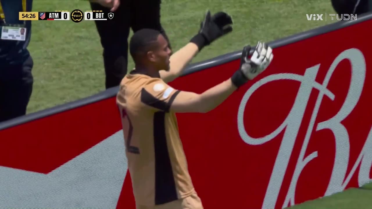 ¡Hay bronca! Derriban al arquero del Botafogo y se prenden los jugadores