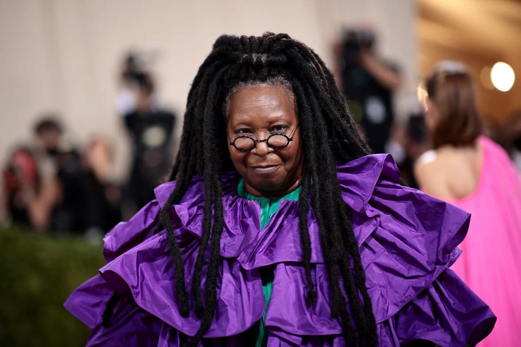 “Aunque Whoopi se ha disculpado, le he pedido que se tome un tiempo para reflexionar y aprender sobre el impacto de sus declaraciones. Toda la organización de ABC News se alza en solidaridad con nuestros colegas, amigos, familiares y comunidades judías”, decía el comunicado de la presidenta de ABC News.