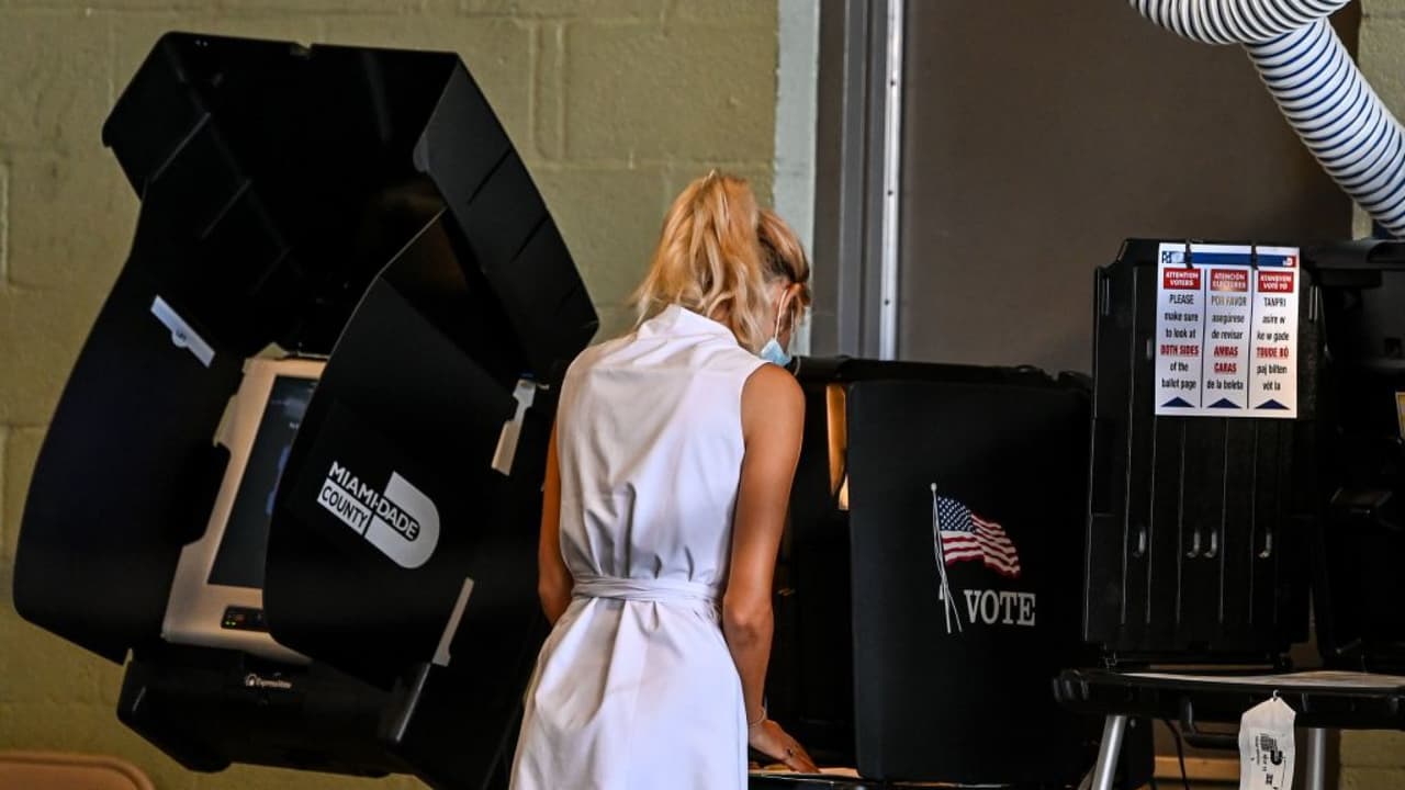“Hay que votar por la democracia y por lo que queremos”: votantes de Mami-Dade se mantienen en las filas 
