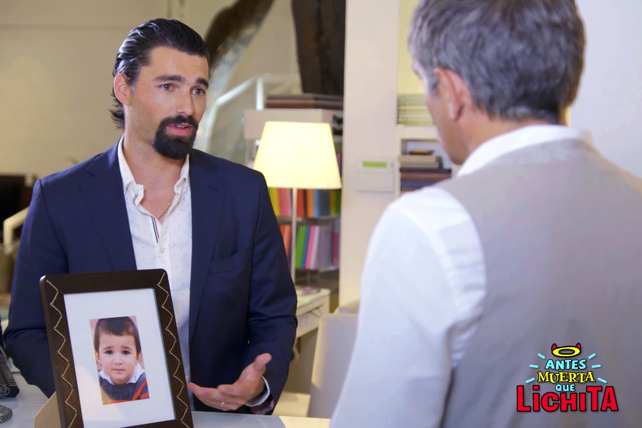 Ángel cede ante las presiones de Roberto y le confiesa que Martha sufrió una fuerte depresión que la llevó al hospital por la muerte de su hijo Angelito.