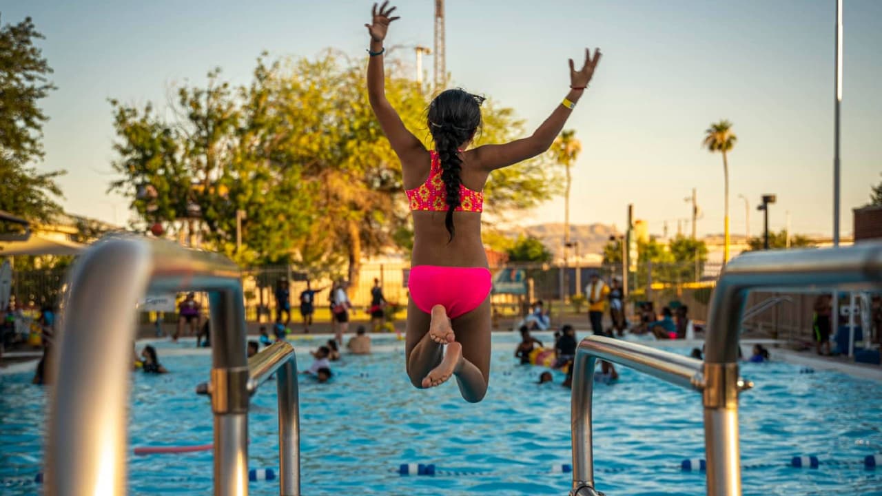 <b>Cielito Pool</b>
<br>Abierto de lunes a jueves, sábados y domingos de 12 p.m. a 6 p.m. Viernes cerrado.
<a href="https://goo.gl/maps/EXnUXKZhy3R2" target="_blank">4551 N. 35th Avenue.</a> Teléfono: 602-262-4752.