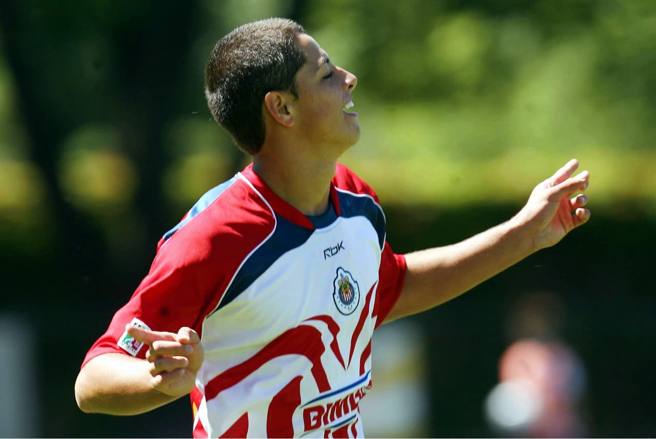 2.- En el Apertura 2009, ‘Chicharito’ Hernández se despachó con 11 goles, brillando con las Chivas y siendo el mexicano con más anotaciones en el campeonato, dejando atrás nombres como el de Aldo de Nirgis, Juan Carlos Cacho y Rafael Márquez Lugo.
<br>