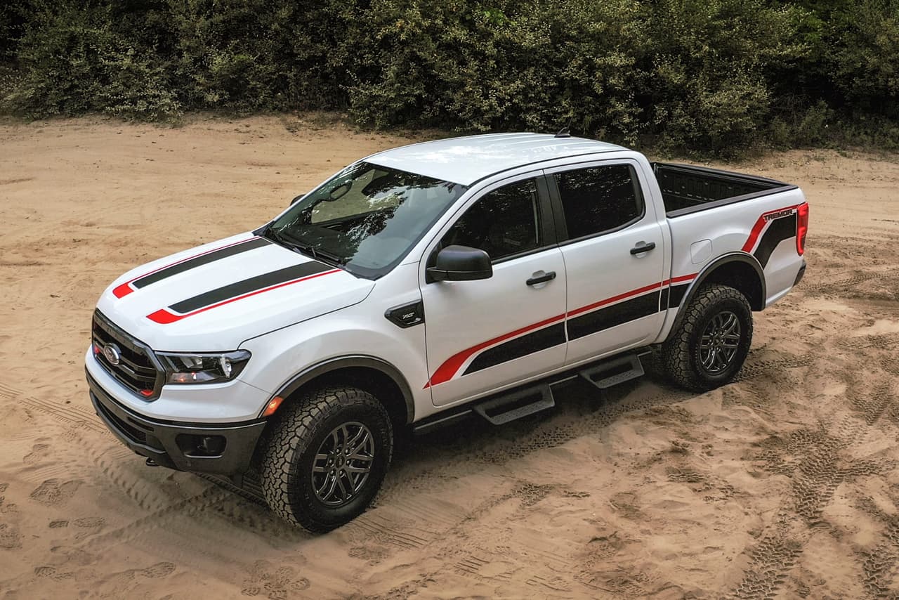 Esta potencia es enviada a las cuatro ruedas a través de una transmisión automática de 10 velocidades. Su sistema de tracción total también cuenta con bloqueo electrónico del diferencial trasero.