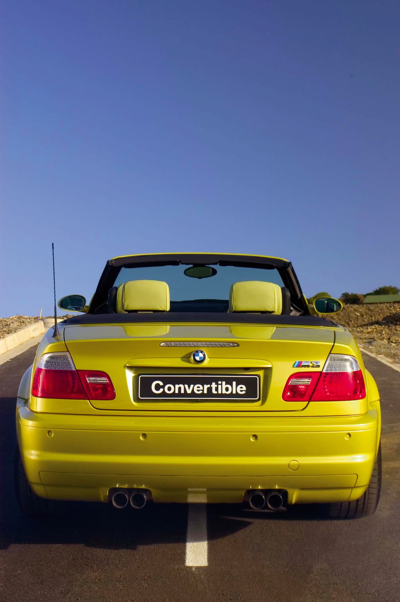 E46 se caracterizó por su cuádruple salida de escape, tal como podemos apreciar aquí, y se ofreció en variantes coupé y cabrio, tanto con transmisión manual como con la SMG II. Entre las versiones del E46 figura la GTR, enfocada en las exigencias de la competición.