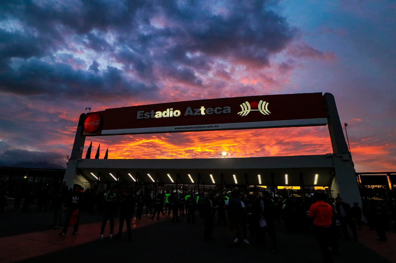 Ríos de aficionados haciendo su entrada al inmueble de la Calzada de Tlalpan. Un espectacular atardecer enmarcaba las horas cercanas al inicio del juego.
