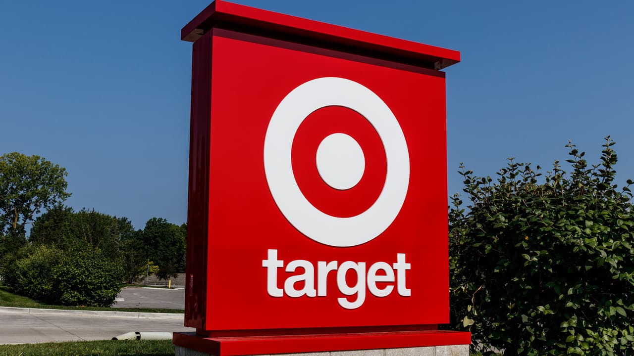 <b>Target | </b>La cadena de tiendas anunció este lunes que a partir de 2021 no abrirá más el día de Acción de Gracias. Esta decisión permanente podría alentar a otras compañías minoristas a seguir este camino. La mayoría de sus locales reabrirá en la mañana del viernes.
<br>
<br>Otras empresas evalúan si vale la pena gastar dinero en mano de obra y otros costos para abrir el día de Acción de Gracias, dijo a la agencia AP Ken Perkins, presidente de Retail Metrics, una firma de investigación minorista.