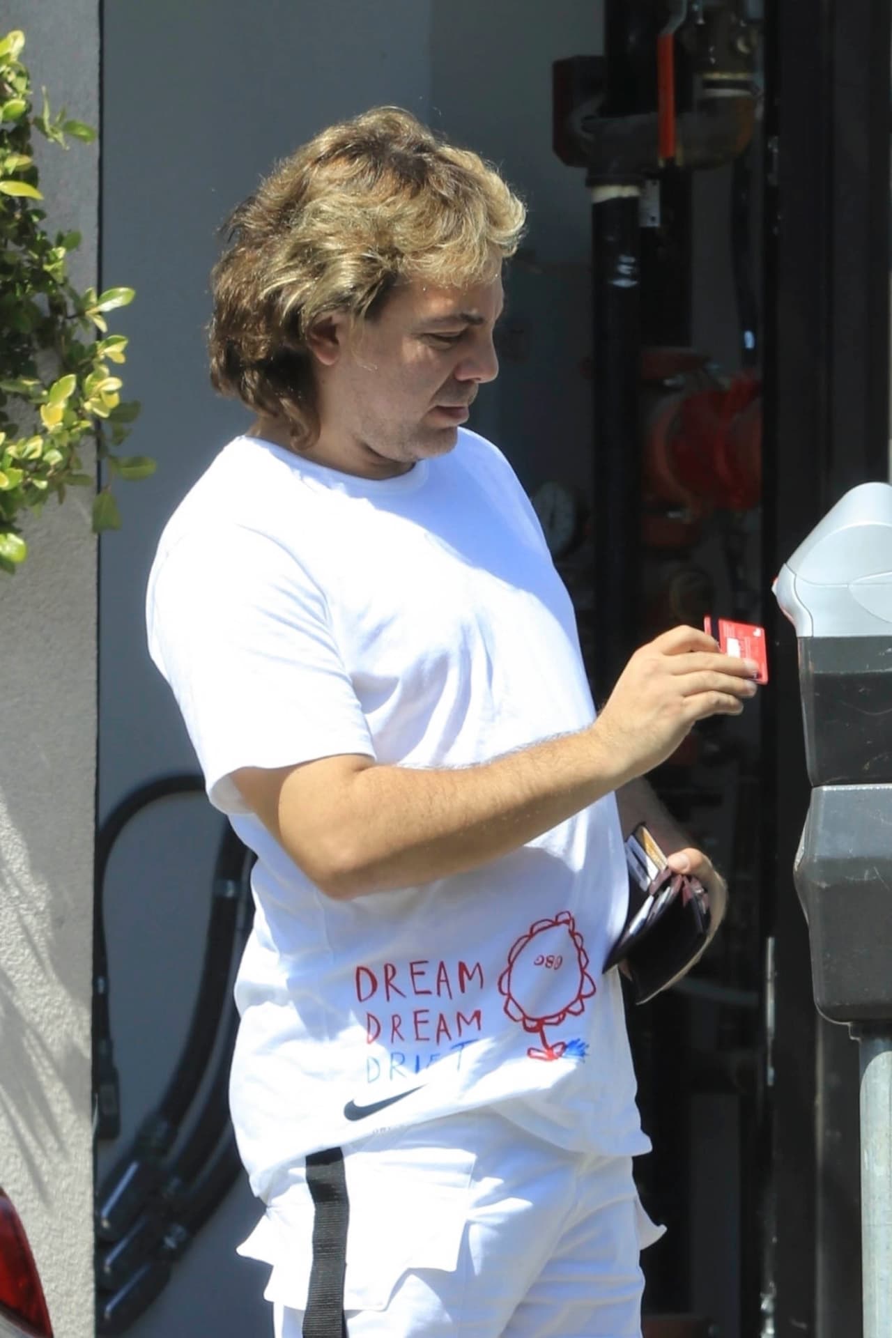Cristian fue fotografiado cuando se dirigía a poner dinero en un parquímetro de la avenida Melrose en Hollywood.