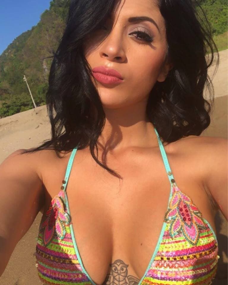 Y mientras su novio y demás integrantes de La Trakalosa grababan algunas escenas en la playa, Kim aprovechó para tomar el sol y subir fotos a sus redes sociales.