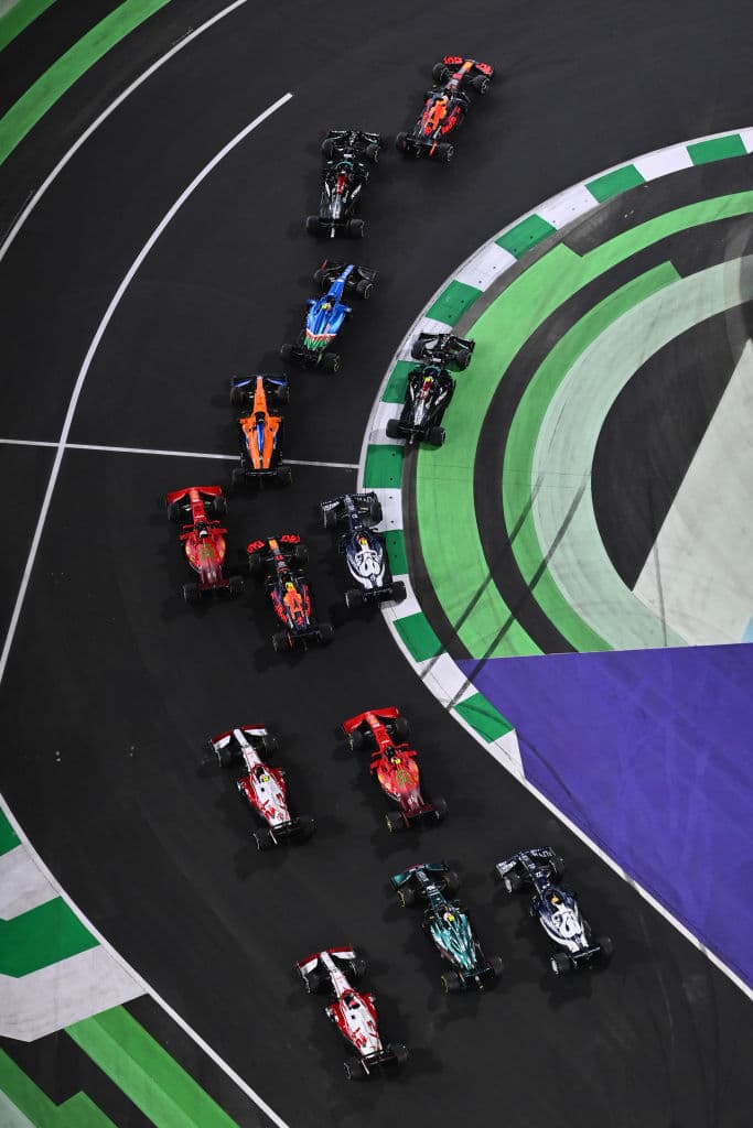 Una carrera demasiado accidentada donde Lewis Hamilton se lleva la victoria en la penúltima carrera del año. Max Verstappen de Red Bull se lleva la segunda posición y Valteri Bottas rebasó a Ocon en los últimos metros, quedando en tercera posición en el Gran Premio de Arabia Saudita; Sergio Pérez quedó fuera de la carrera tras un choque con Leclerc.