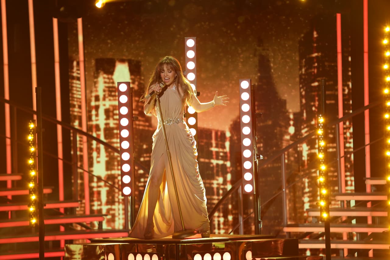 La estrella mexicana conquistó a las bellas y al público con una magistral interpretación de su nuevo sencillo ‘Vuélveme a querer’.