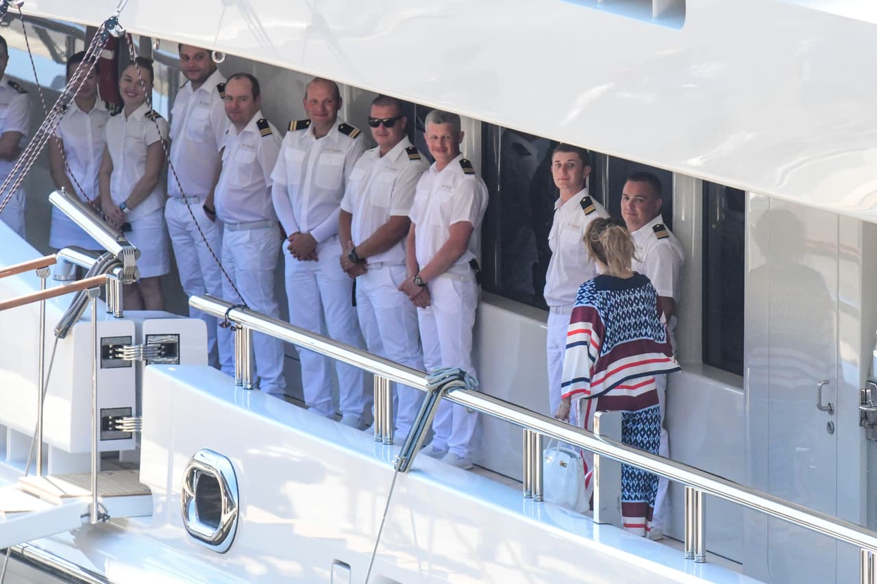 Pero llamó la atención que con ella ya no estaba su novio, con quien comenzó a ser vista solo dos semanas después de que el pasado 15 de abril ella anunció que terminó la relación y 
<b><a href="https://www.univision.com/famosos/jennifer-lopez-y-alex-rodriguez-anillo-de-compromiso-fotos" target="_blank">compromiso de boda que tenía con Alex Rodríguez. </a></b>
<br>