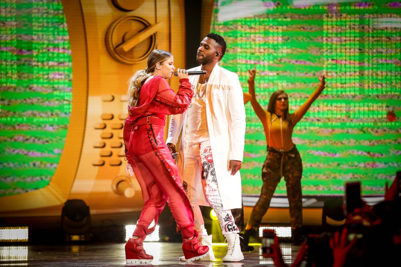 Sofía Reyes es una de las que nos tiene acostumbrados a usar lo último en las tendencias de moda cada que aparece en un evento. En esta ocasión, sobre el escenario de PJ, no fue la excepción. Lució pantalones y unos espectaculares sneakers rojos de suela alta.