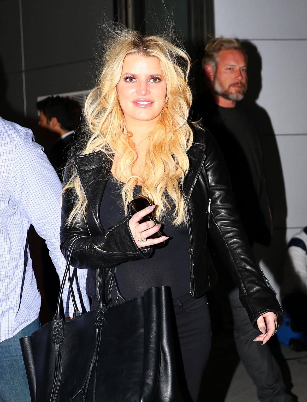 Jessica oculta su barriguita tras su bolso, ¿por qué?