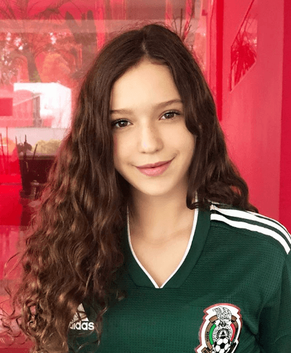 Por ejemplo, 
<b><a href="https://www.univision.com/famosos/lloramos-como-ninos-con-tu-llegada-andrea-legarreta-celebra-los-15-anos-de-su-hija-con-un-conmovedor-mensaje-fotos" target="_blank">Mia</a></b>, la mayor, debutó en la actuación al protagonizar en México la puesta en escena 'Anita la huerfanita'. En 2017 participó en la bioserie 
<b><a href="https://www.univision.com/shows/silvia-pinal-frente-a-ti" target="_blank">Silvia Pinal, Frente a Ti. </a></b>
<br>