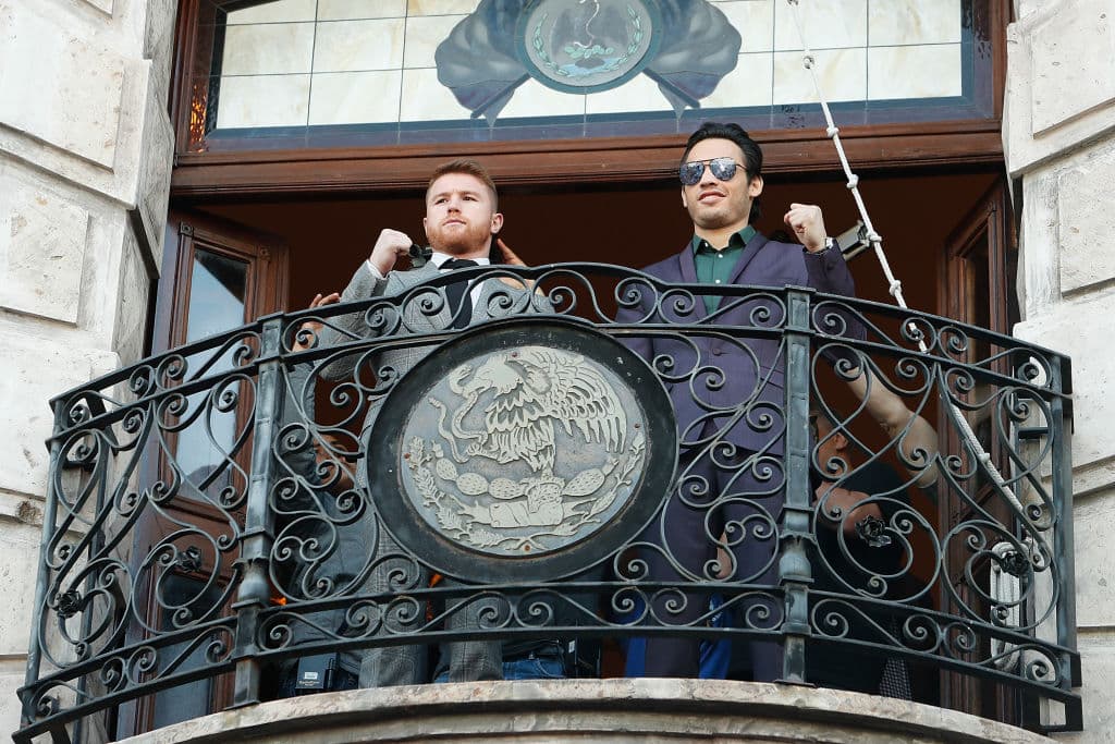 Tan solo en la pelea contra Julio César Chávez Jr. se calcula que Saúl ‘Canelo’ Álvarez cobró más de 20 millones de dólares. Casi el doble de lo que Chávez padre ganó en toda su carrera; unos 12 millones de dolares.