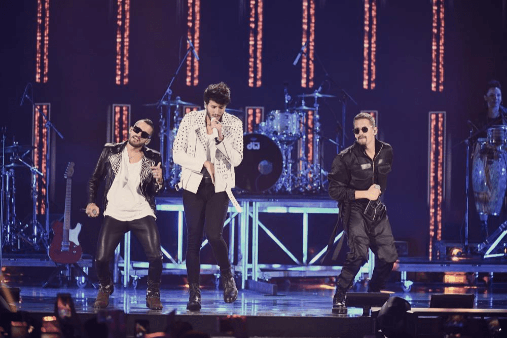 No todo fue romance, Sebastián Yatra también se presentó con Mau y Ricky. El trío puso a bailar a todos con los temas ‘Ya no tiene novio’ y ‘Desconocidos’.