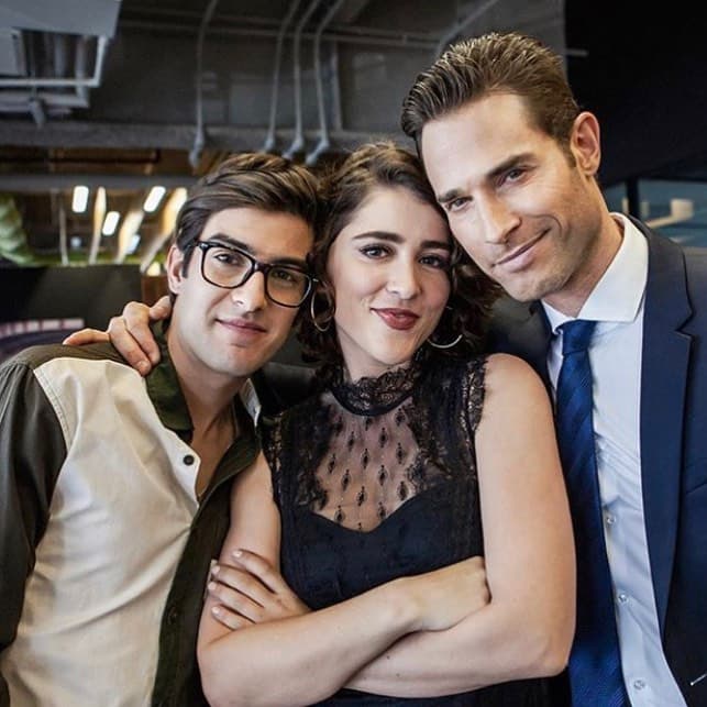 Otra de las escenas captada con el protagonista, fue con
<b> Juan Pablo Gil </b>(Jorge) y 
<b>Cassandra Sánchez</b> (Chisca), quienes daban vida a “los hermanos Garza”.