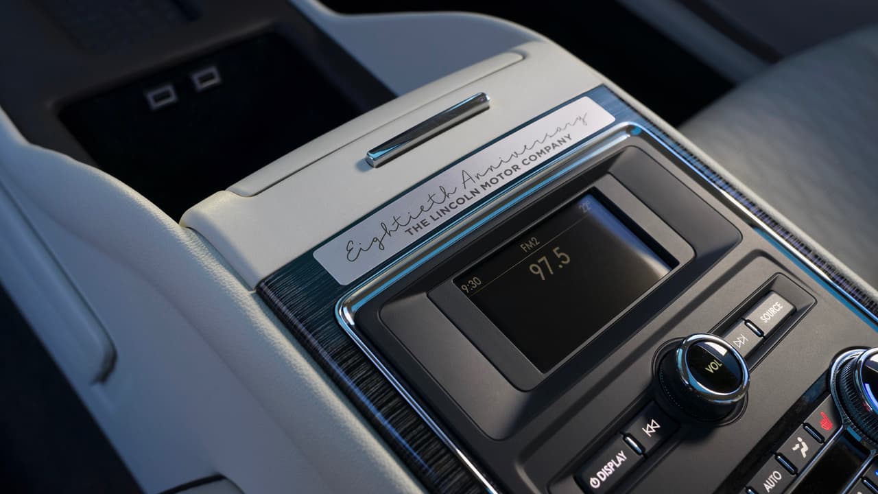Los modelos Lincoln Continental 80th Anniversary Coach Door Edition están identificados por una placa conmemorativa en la consola central de vehículo.