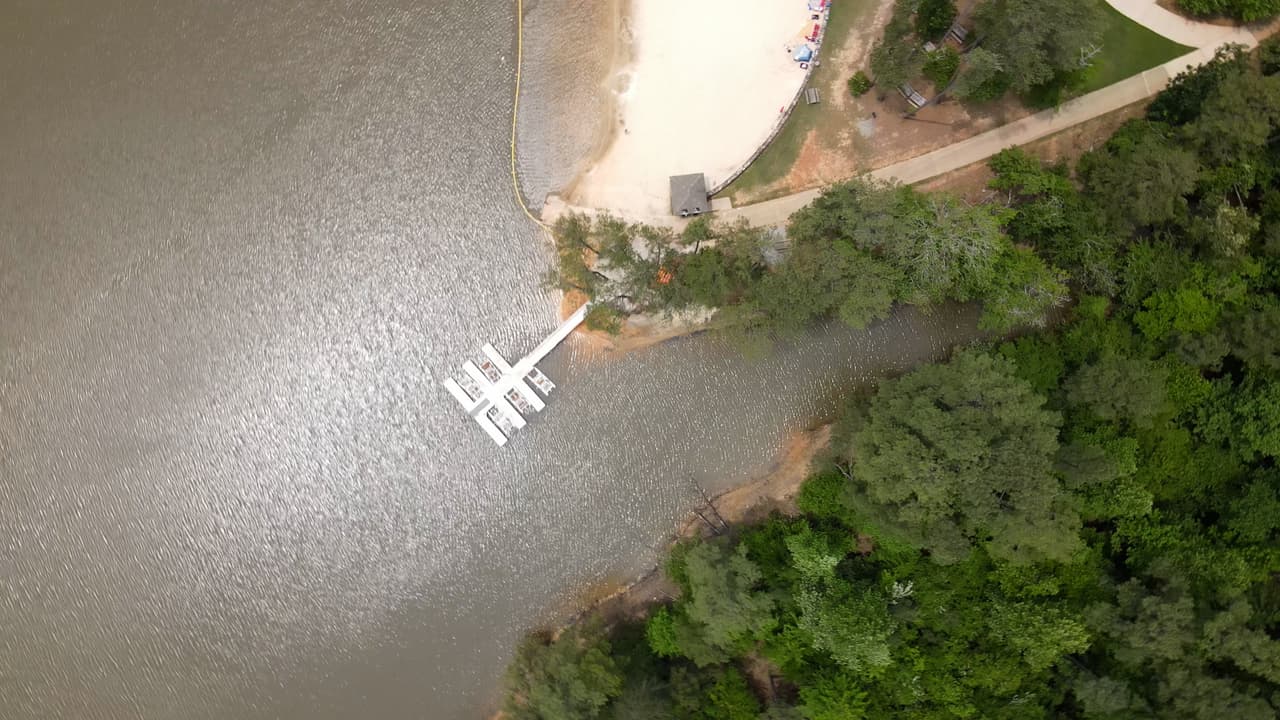 Está situado en el extremo norte del embalse y se encuentra en el 
<b><a href="https://goo.gl/maps/JiD51QKDSxz8xoQR9">5000 North Browning Bridge Road. </a><a href="https://goo.gl/maps/JiD51QKDSxz8xoQR9">Gainesville, GA. 30506.</a></b>