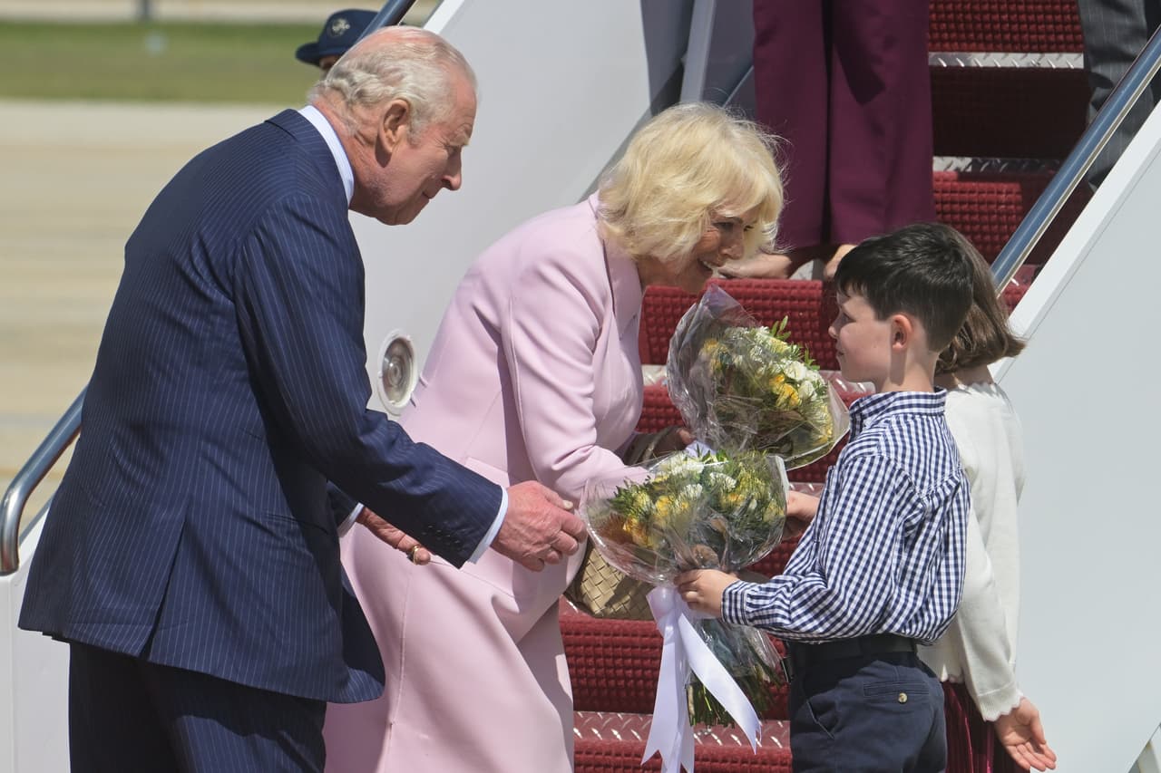 El rey Carlos III y la reina Camila reciben ramos de flores de manos de niños de familias de militares británicos destinados en los Estados Unidos, en la Base Conjunta Andrews, Maryland.