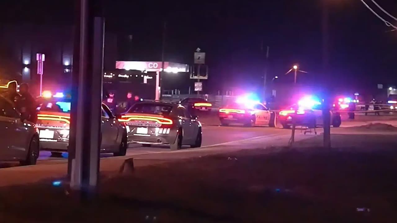 Policía busca a conductor que atropelló a un hombre que dormía en la acera