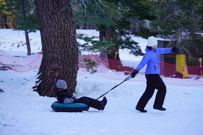 <b>Woollys Tube Park Snow Play:</b>
<br>La zona de toboganes está creada para la diversión de niños de todas las edades. Visita su
<a href="https://www.mammothmountain.com/winter-activities/woolly's-tube-park" target="_blank">página web</a> para más información.
<br>
<b>Dirección</b>: 9000 Minaret Rd #200, Mammoth Lakes, CA 93546.