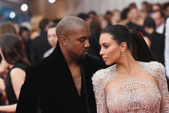 Kim Kardashian y Kanye West duermen flotando en el aire en una cama magnética