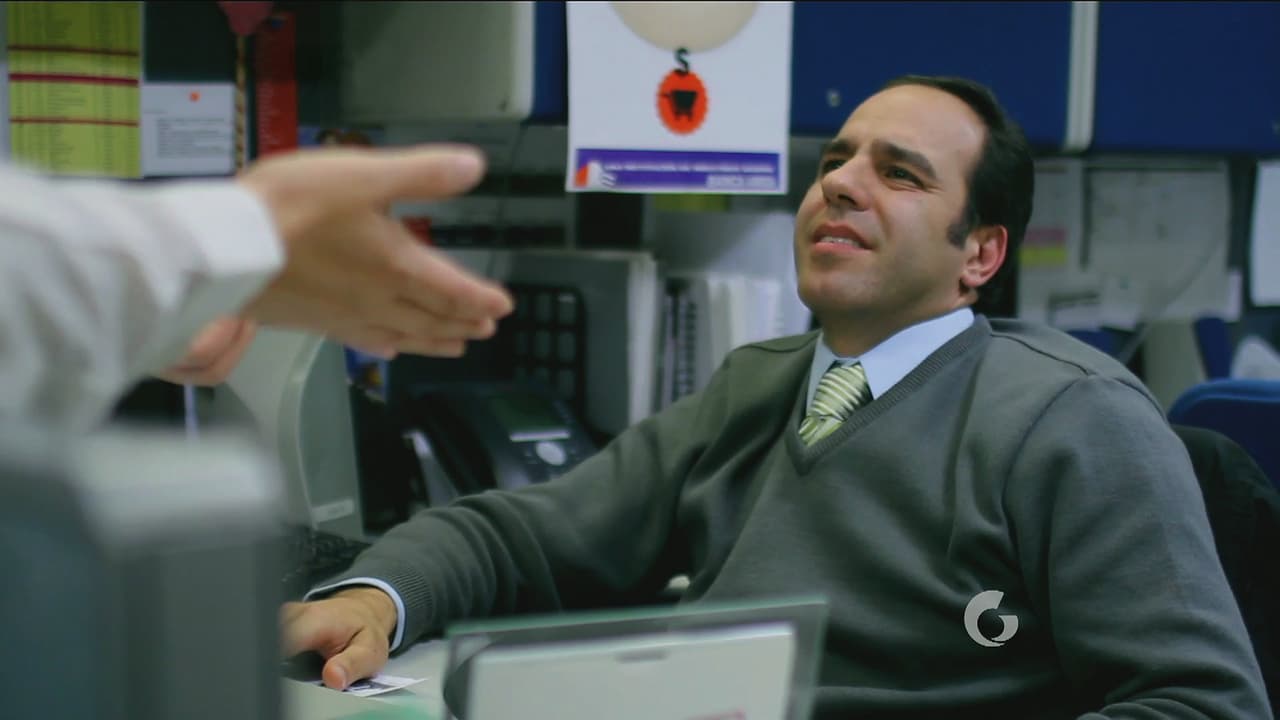 En la oficina, Toño está muy nervioso porque debe preparar sus ideas para mejorar el trabajo en su oficina (aunque sólo sea una trampa de su jefa y su secuaz).