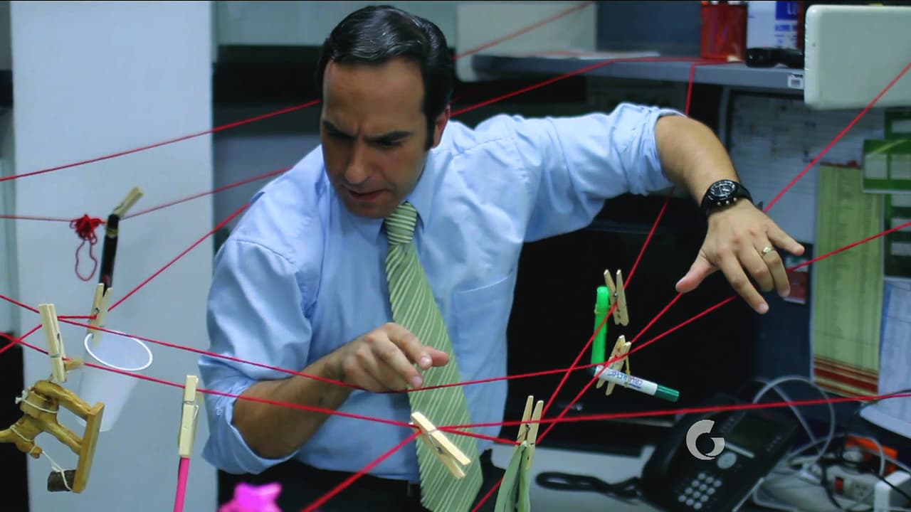 Se acerca la supuesta hora para que Toño haga su presentación y poco a poco le da forma a sus geniales ideas.