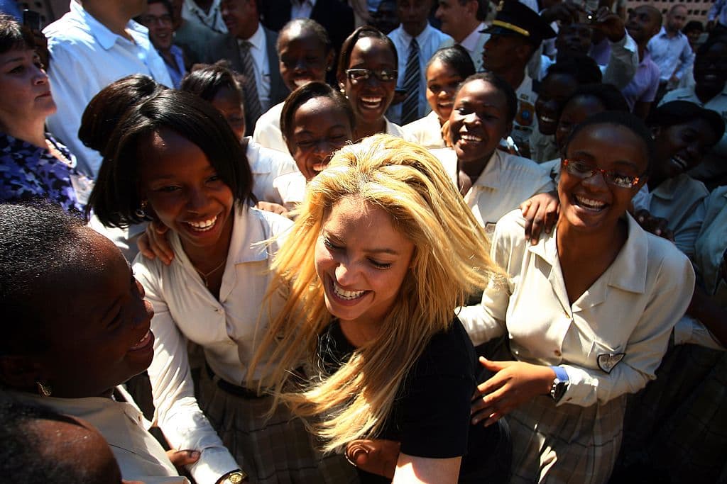 Shakira visitando una escuela en Puerto Príncipe, Haití, en 2011, tras donar 800.000 dólares en ayuda de la reconstrucción después del terremoto de 2010.