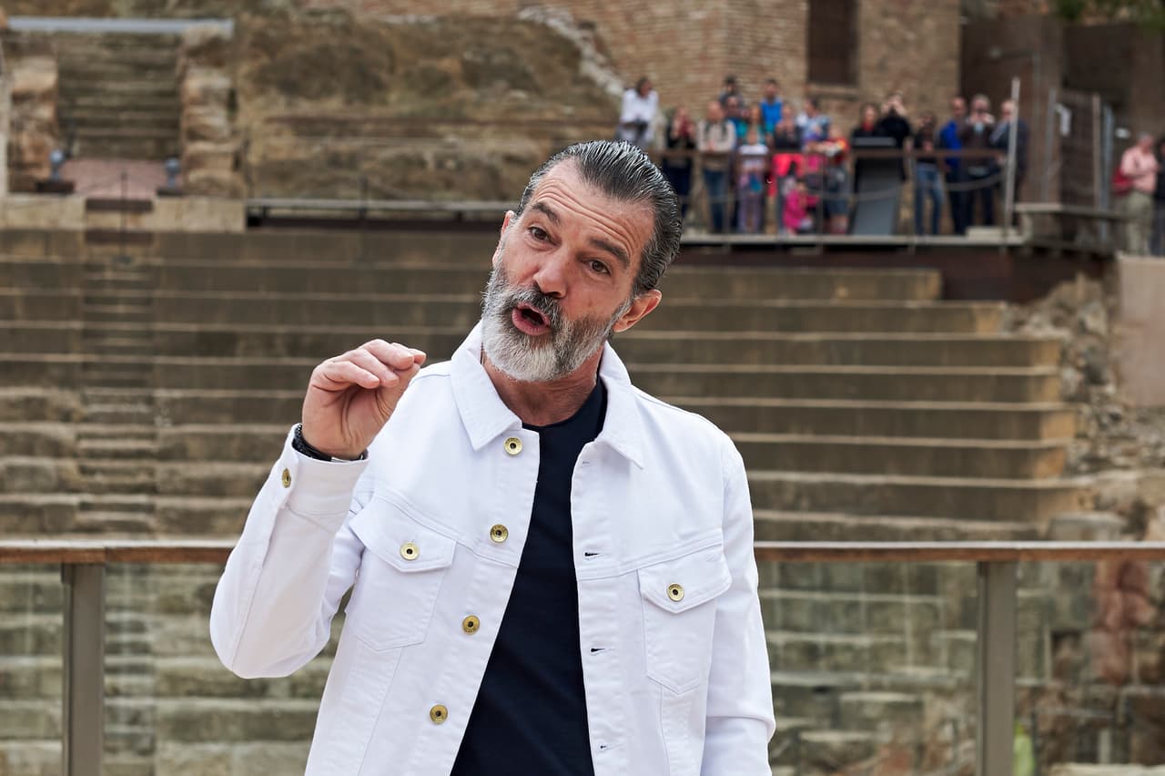 Antonio Banderas posa para la prensa antes de recibir el premio Biznaga de Oro Honorífica en el último día del Festival de Cine de Málaga, el sábado 25 de marzo.
