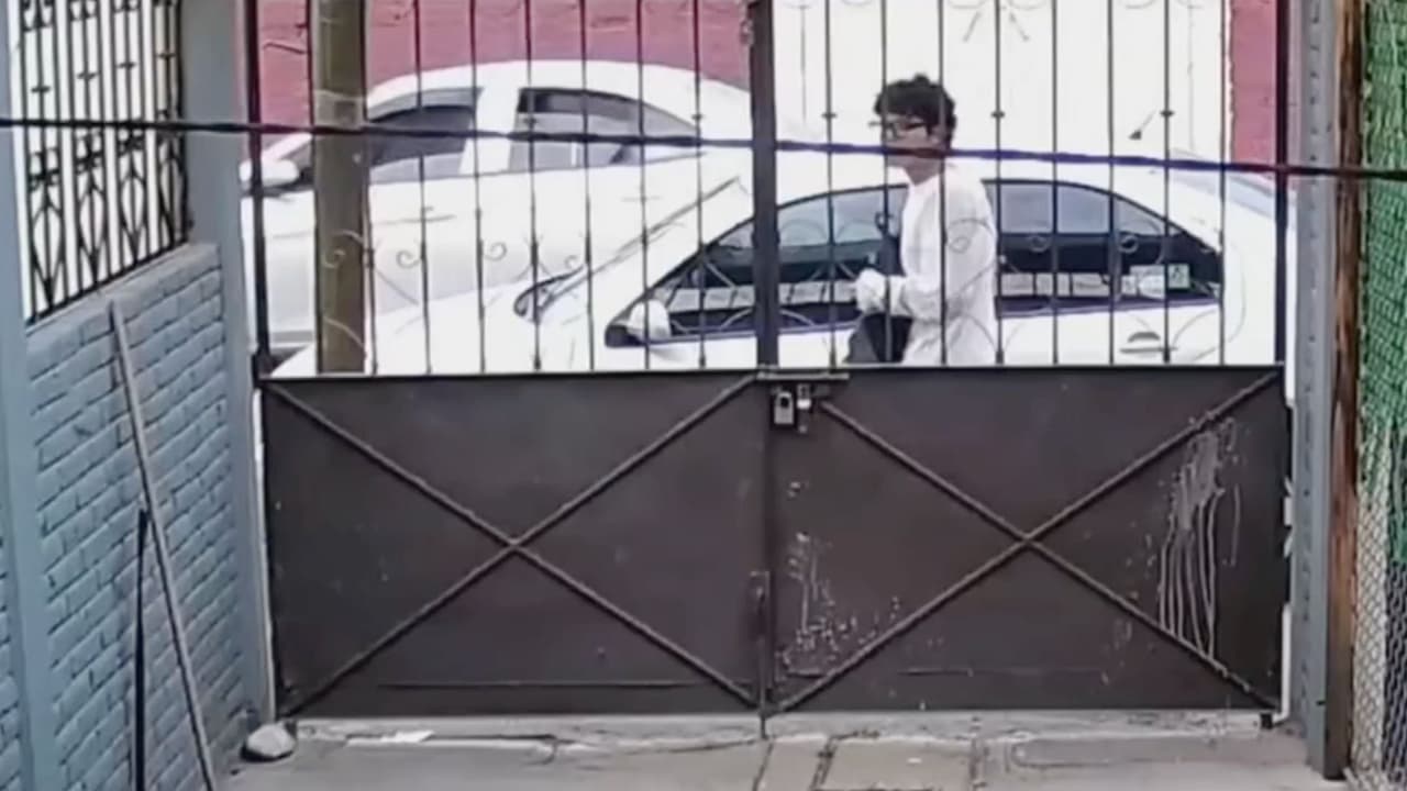 Recién nacido es abandonado en la calle dentro de una bolsa: su padre fue captado en video dejándolo