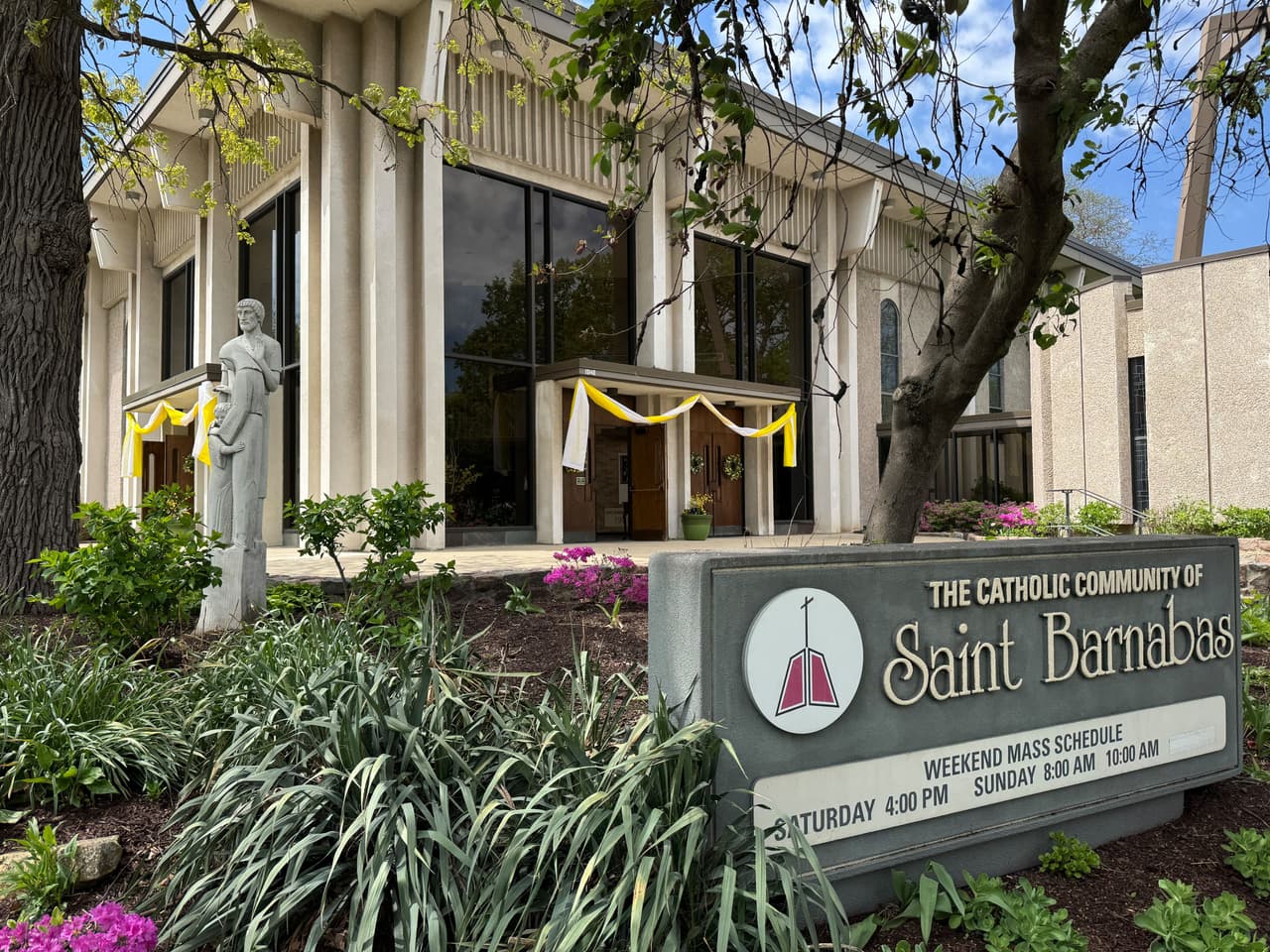 <b>El entorno de St. Barnabas proporcionó a Prevost una formación religiosa sólida en un contexto familiar y comunitario profundamente católico. </b>La parroquia fue adornada con cintas amarillas y blancas en conmemoración de la elección del papa León XIV en el Vaticano este 8 de mayo de 2025. Las enseñanzas recibidas en la parroquia, tanto en la catequesis como en la vida cotidiana, le permitieron interiorizar los valores del Evangelio, especialmente la importancia de la caridad, la humildad y el compromiso con los demás.