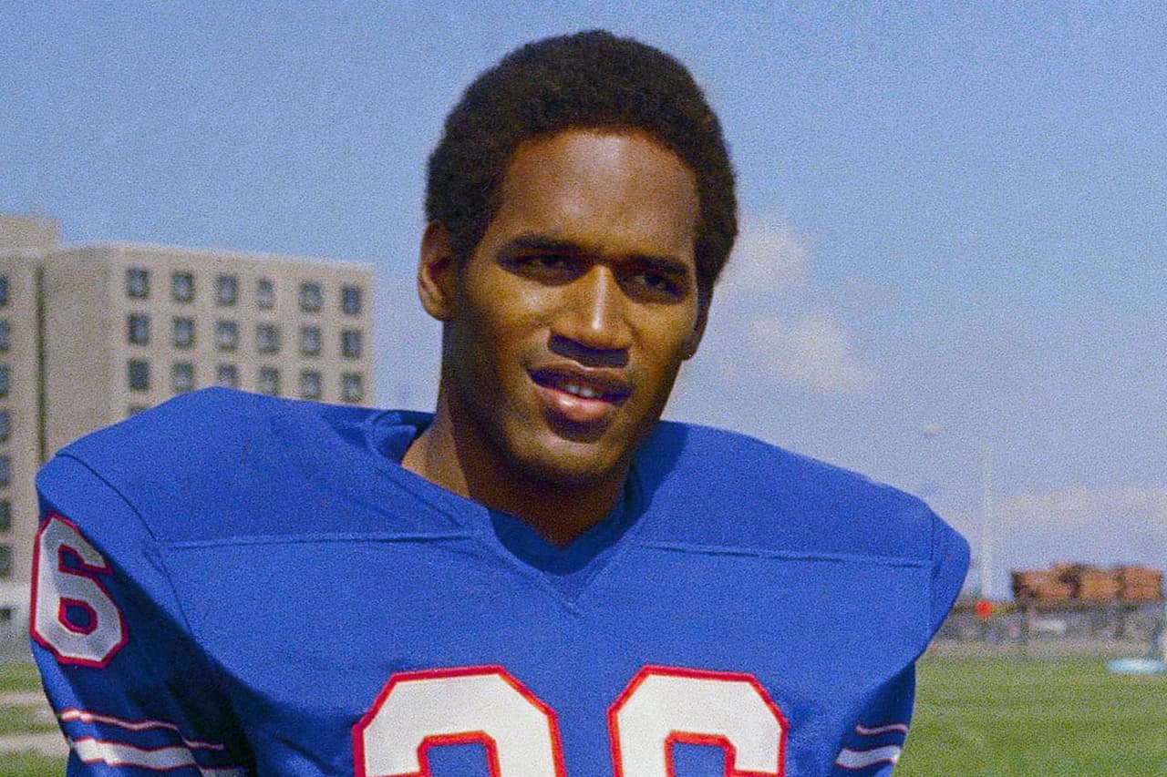 Simpson, una superestrella de la NFL que jugó casi toda su carrera con los Bills de Buffalo fue el 
<b>protagonista del llamado Juicio del Siglo</b> donde fue acusado y finalmente absuelto de los brutales asesinatos de su exesposa y su amigo en 1994.
<br>