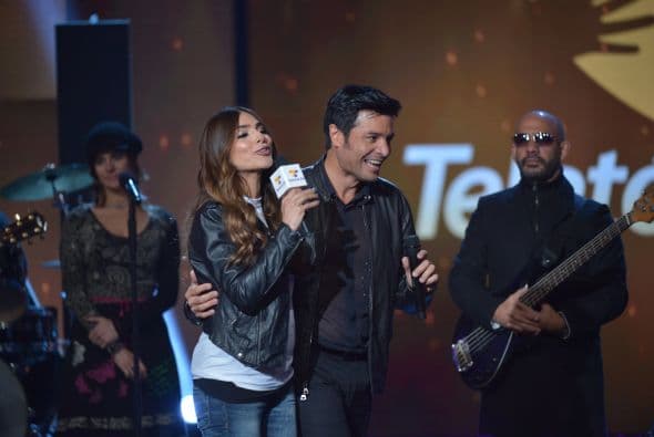 La estrella de Chayanne llenó de música y luz el foro, desde donde encantó ¡y enamoró! a los asistentes. 