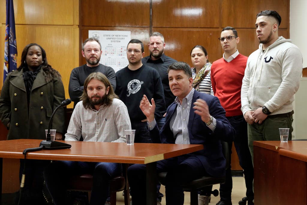 Según documentos judiciales, cuando 
<b>el jurado consultó si debía descartar las confesiones grabadas posteriores en caso de considerar inválida la confesión inicial pre-Miranda, el juez respondió negativamente.</b> El tribunal de apelaciones dictaminó que esta respuesta fue insuficiente y que el jurado debió recibir explicaciones más detalladas sobre sus opciones.