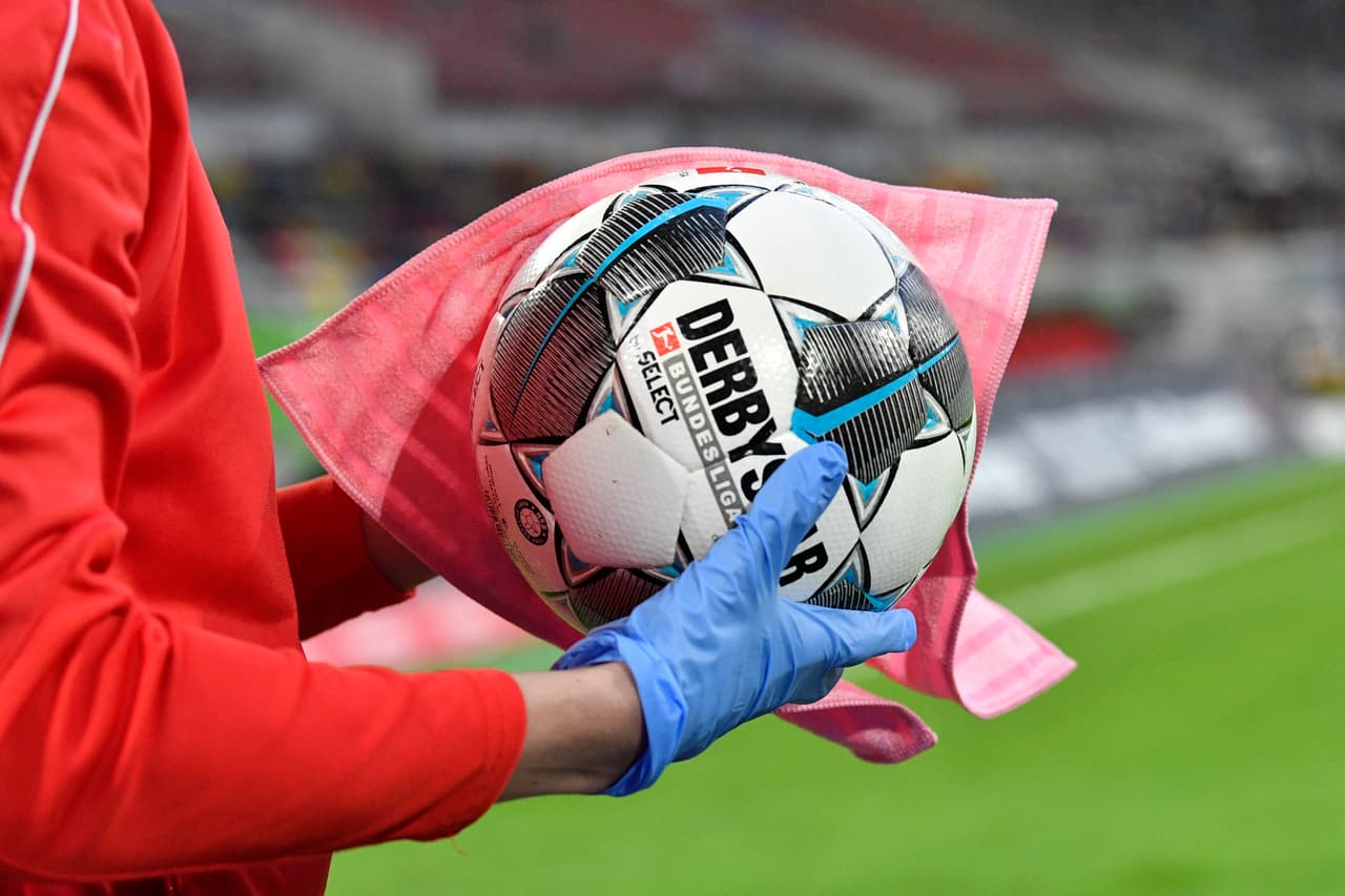 <b>Todos los balones se sanitizan</b>
<br>Durante el partido de Fortuna Duesseldorf y FC Schalke 04 vemos que cada que sale un balón, antes de volver al terreno de juego se limpia perfectamente bien.