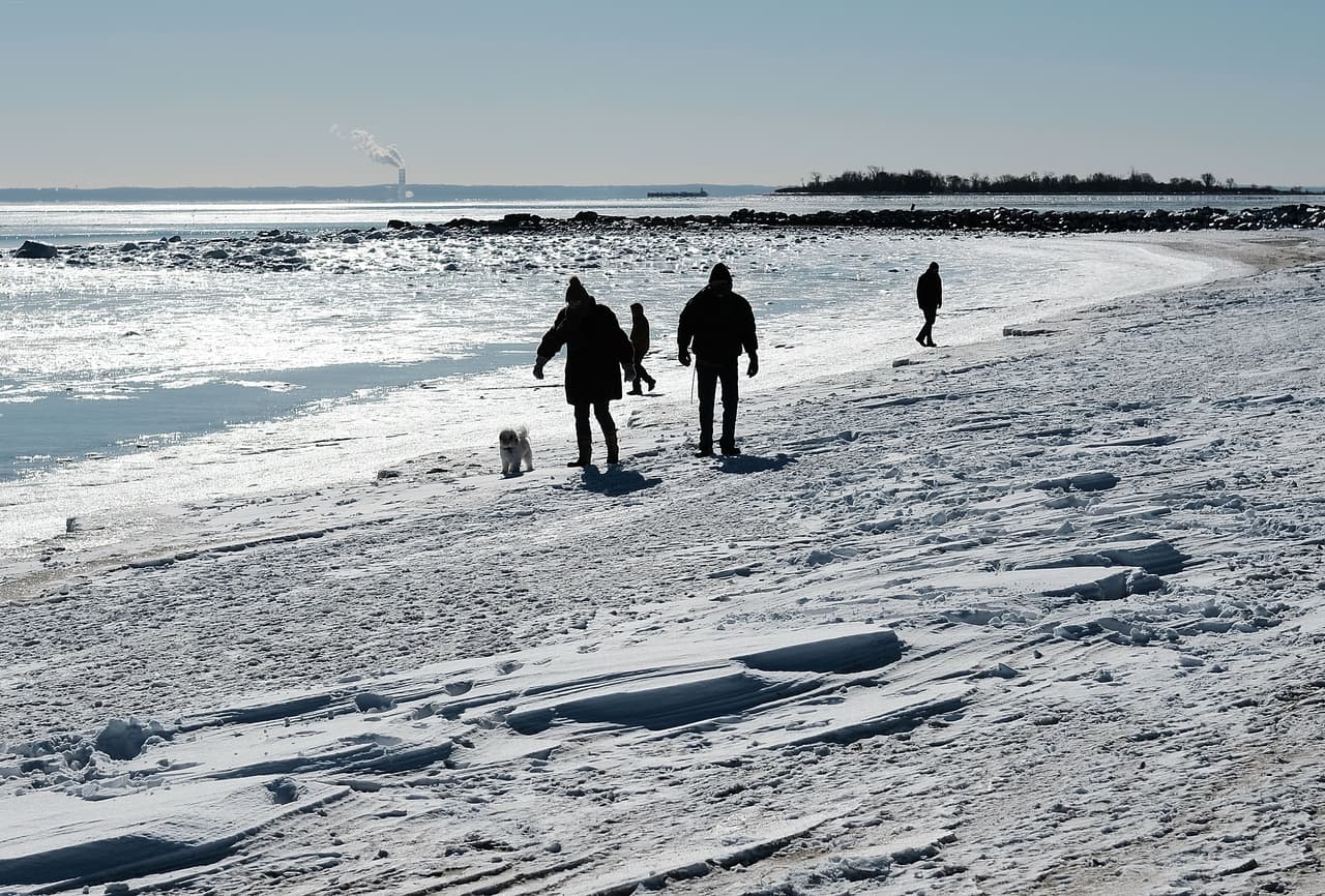Una playa cubierta de nieve y hielo, en Westport, Connecticut.