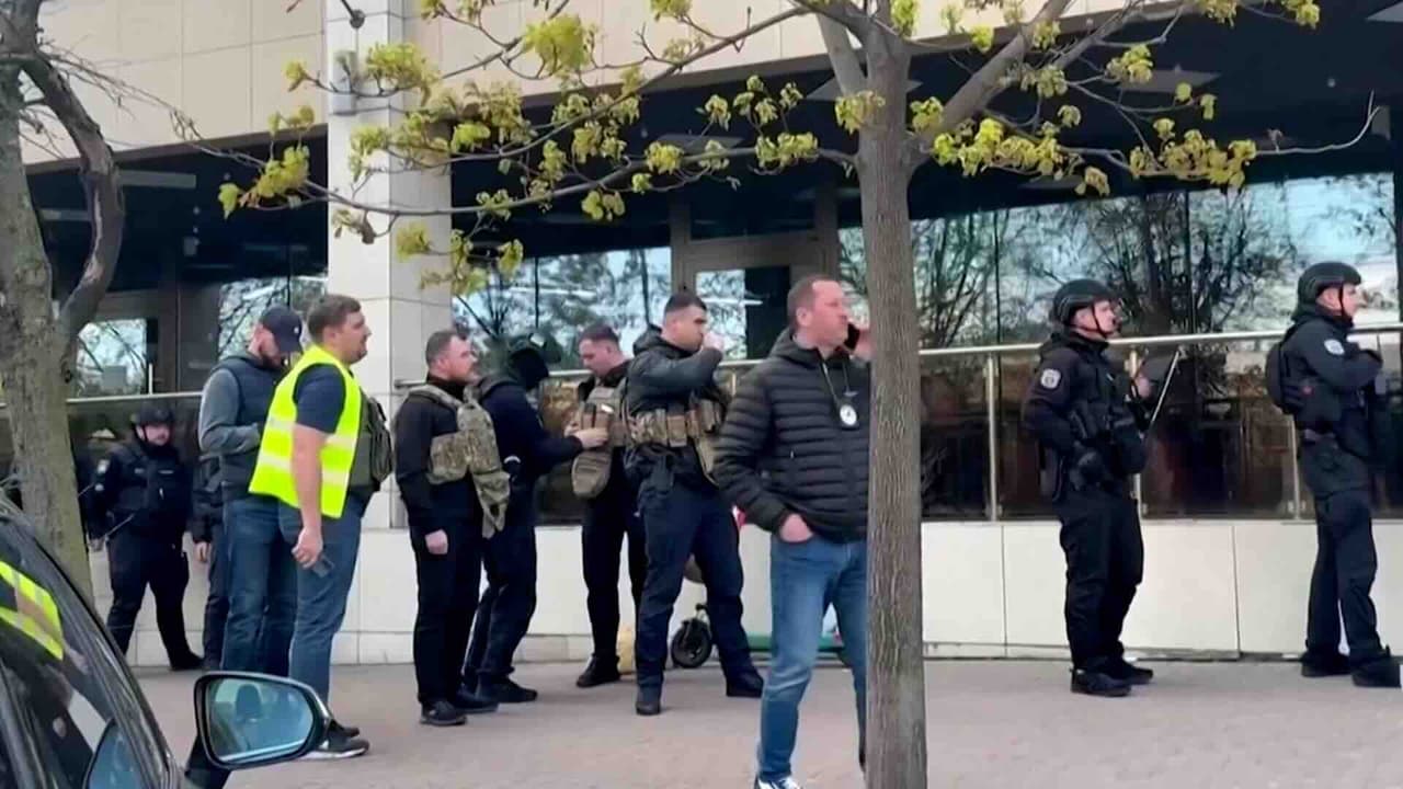 Policía ucraniana abate a atacante tras tiroteo en supermercado de Kiev